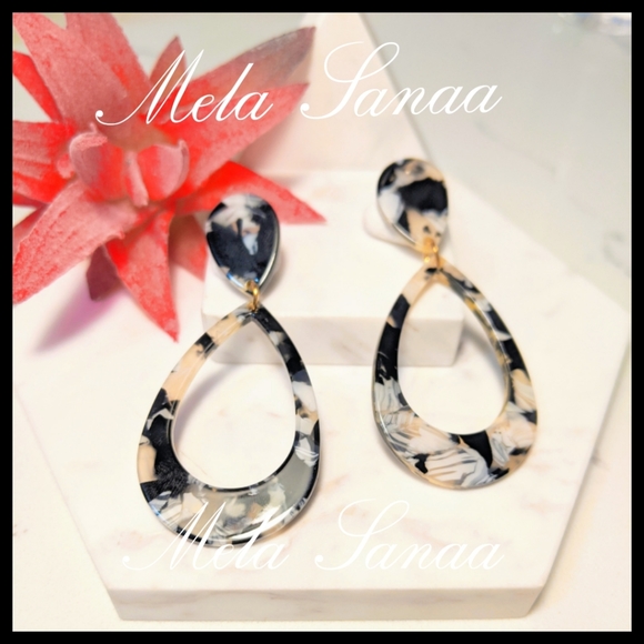 🍒5/$30-Tear Drop Styled earrings🍒 - Picture 3 of 4